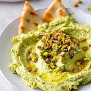 حمص متبل بالبيستو والأفوكادو
